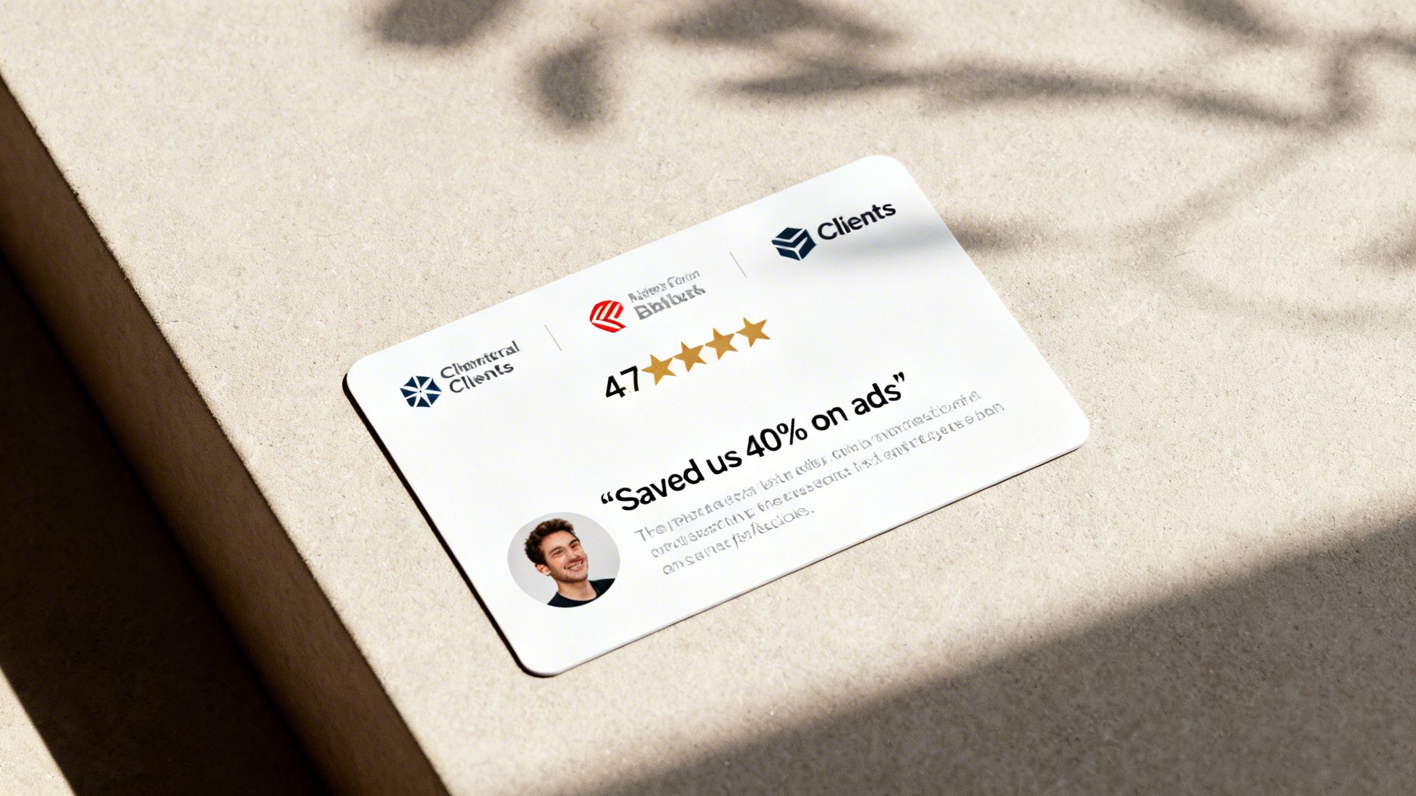 Weiße Testimonial-Karte mit dem Foto eines zufriedenen Kunden, einer 4,7-Sterne-Bewertung und einem positiven Zitat.